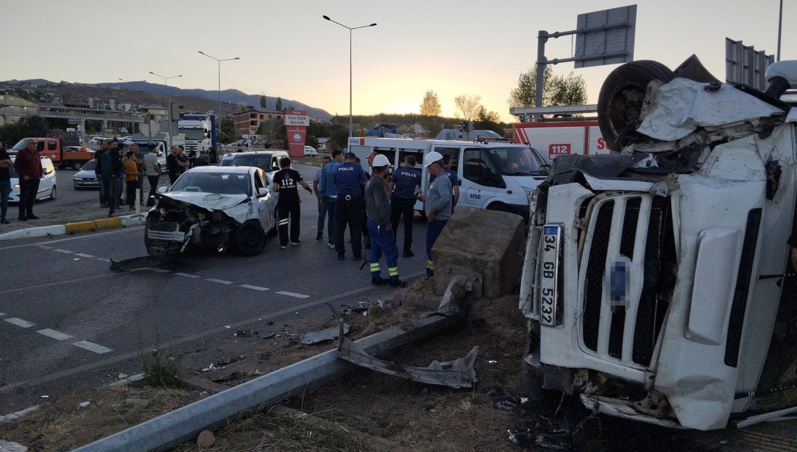 tarim iscilerini tasiyan minibus otomobille carpip devrildi 20 yarali 3OeS5ld7