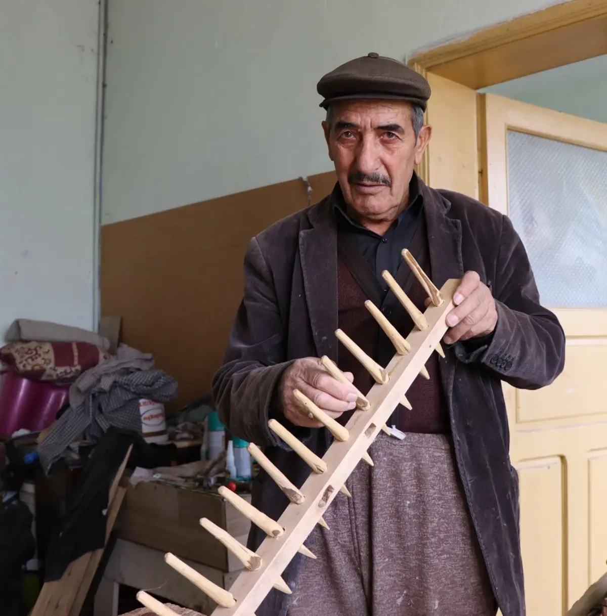 husamettin aras atik tahtalardan urunler imal ederek gecimini sagliyor vPkPUPxM.jpg