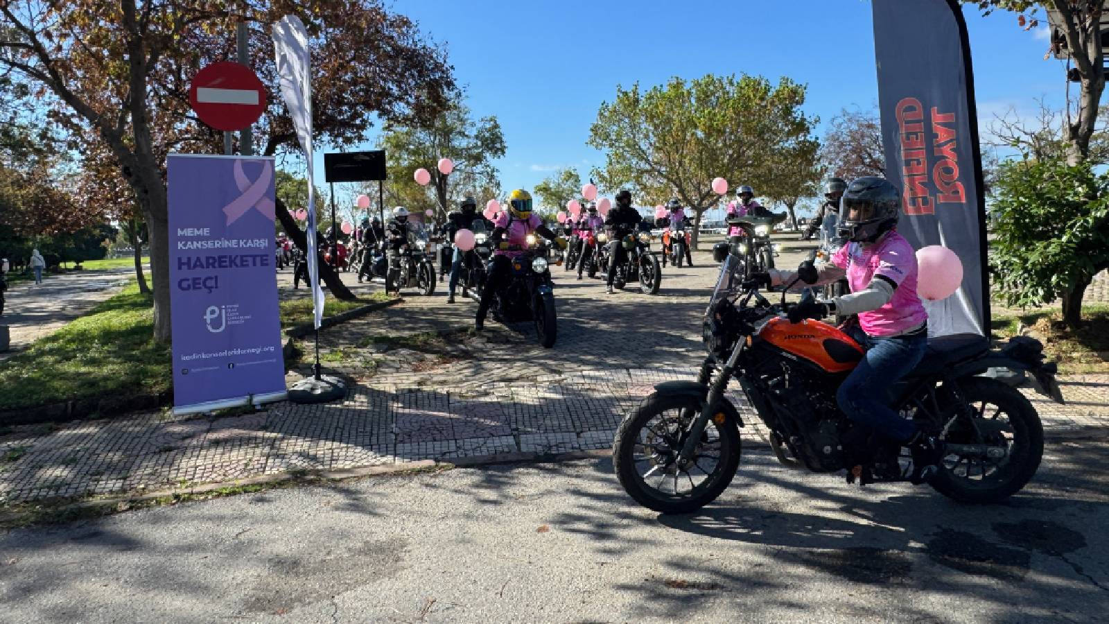kadikoyde meme kanserinde farkindalik icin motosiklet ve bisiklet turu QU1dqSBI.jpg