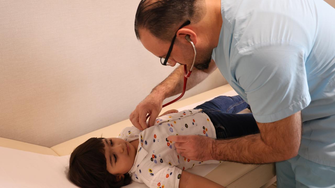 200 binde bir gorulen hastalik 2 yasindaki cocugun gogus boslugu bagirsakla doldu gAV38FcI.jpg