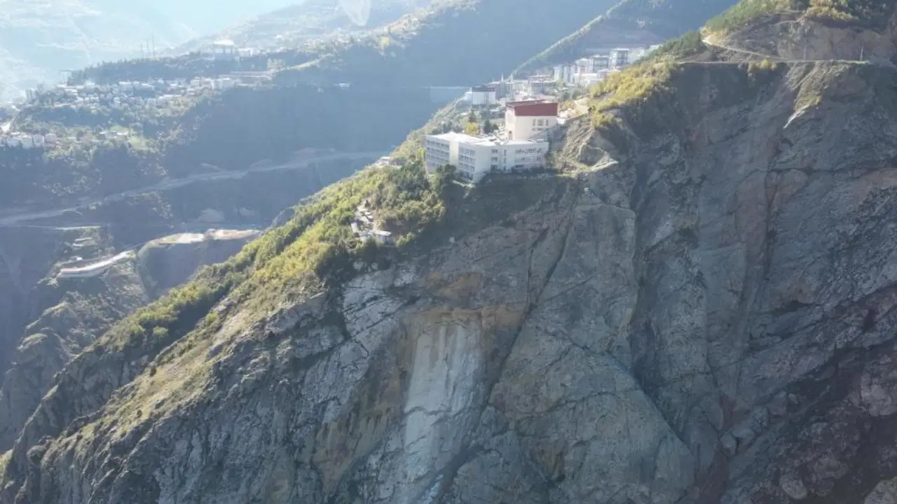 artvinde kaya parcasi koptu panik yasandi 600 ogrenci tahliye edildi vHFKl5dO.jpg