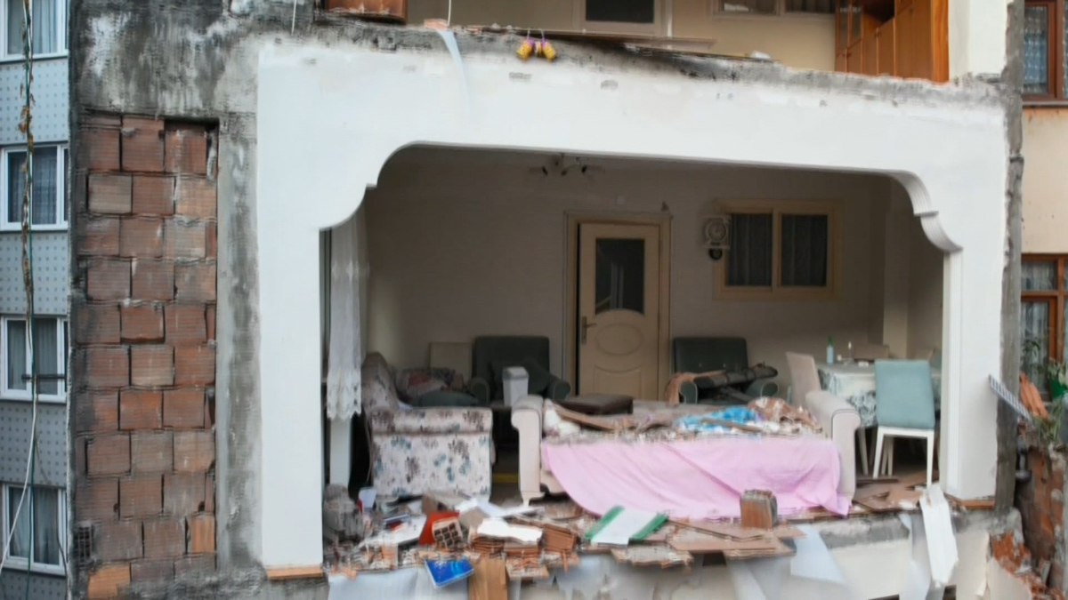 zeytinburnunda yikilan 4 katli binanin bitisigindeki apartman duvarsiz cikti qyxiI4ig.jpg