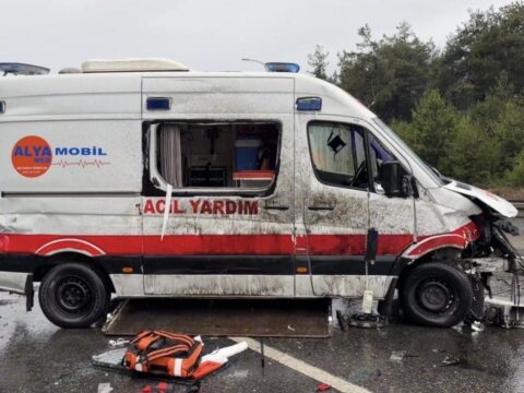 Cekmekoyde ambulans bariyerlere carparak devrildi QEy5ILa8